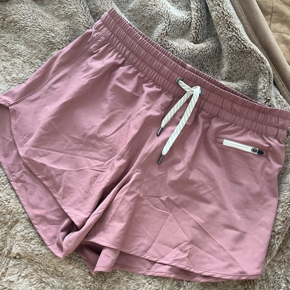 Vuori Pants - Vuori clementine 2.0 4in short in Marsala